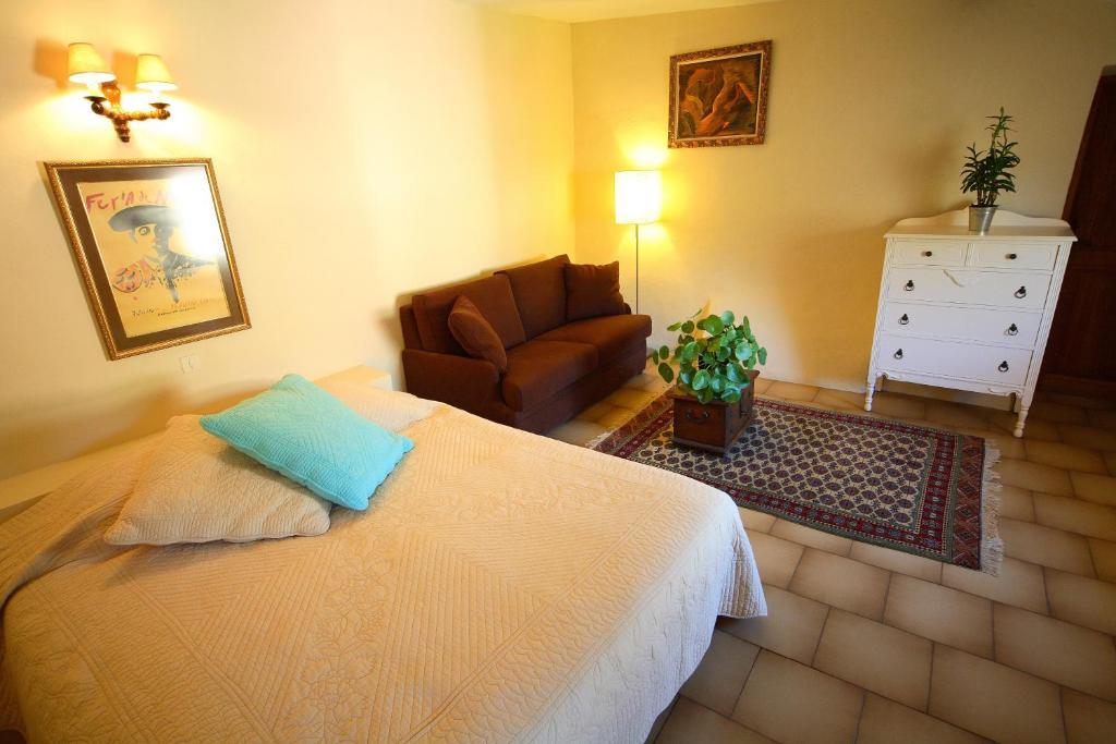Belle De Nuit Bed & Breakfast Oppede Ruang foto